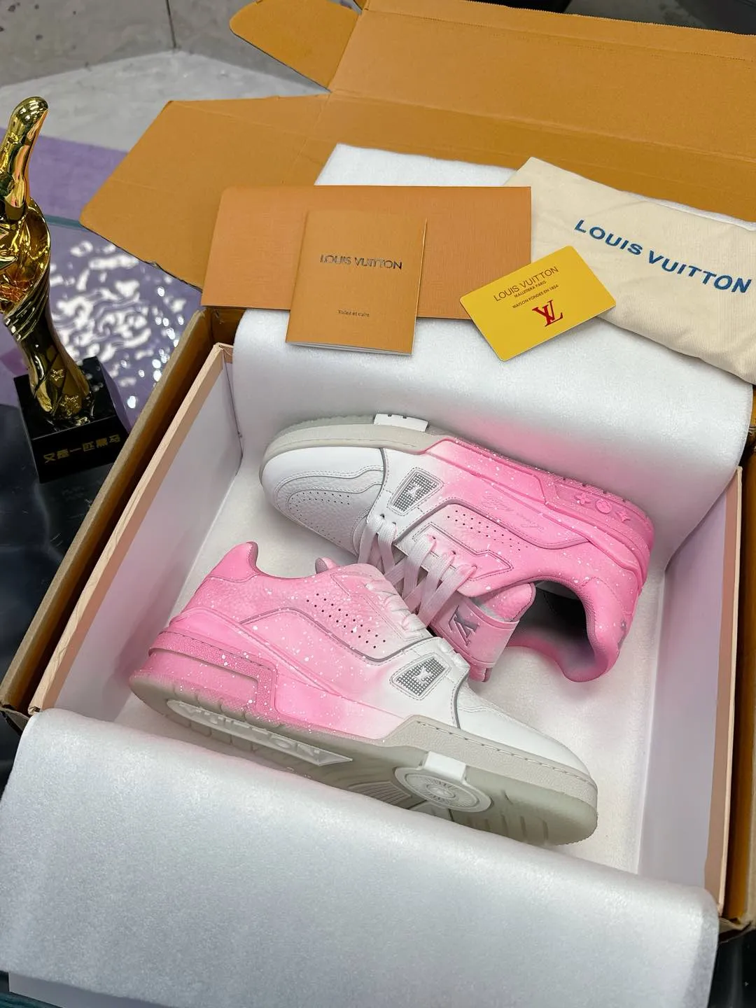 Men's men's shoes💰840❤️❤️❤️ (craft style, hand-rubbed, distressed, solid color, couple style) Original development, quality shipment, welcome to compare ❥❥❥❥❥❥LV sneaker series LV Trainer Maxi sneakers introduce the loose silhouette of the ready-to-wear series into the LV Trainer sneaker design written by Virgil Abloh, making an eye-catching appearance at the 2023 spring and summer men's wear show. The cow leather upper is combined with rough fabric laces, and colorful beading highlights the brand's classic elements. LV letters mark the tongue and Monogram floral outsole. Mixed materials Made of first-layer cowhide, wrapped in imported custom-printed denim, thick shoelace design, large Monogram print on the side, "lv 54" badges on the tongue and heel, rubber outsole decorated with Monogram flowers, mesh lining and cotton feet, the comfort is as extreme as ever, premium heritage, quality first, worth owning! Size: 35-40 for women, 39-44 for men (45 and 46 are custom-made and non-returnable) ♡Full set of packaging with original gift box